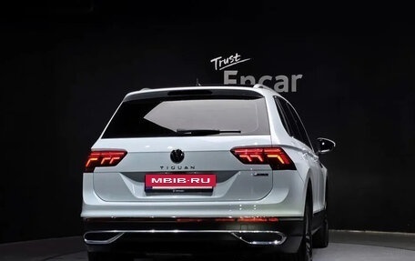 Volkswagen Tiguan II, 2021 год, 3 300 010 рублей, 4 фотография