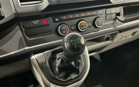 Volkswagen Caravelle T6 рестайлинг, 2016 год, 2 199 000 рублей, 19 фотография