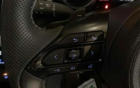 Toyota Yaris Cross, 2023 год, 1 793 000 рублей, 32 фотография