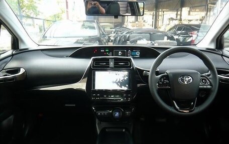 Toyota Prius IV XW50, 2018 год, 1 650 000 рублей, 9 фотография