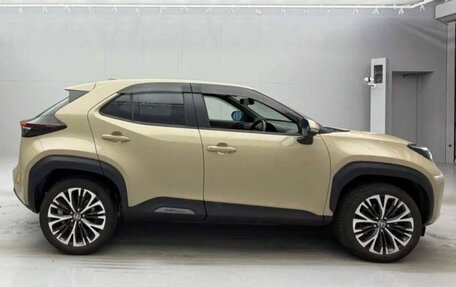 Toyota Yaris Cross, 2022 год, 1 700 000 рублей, 2 фотография