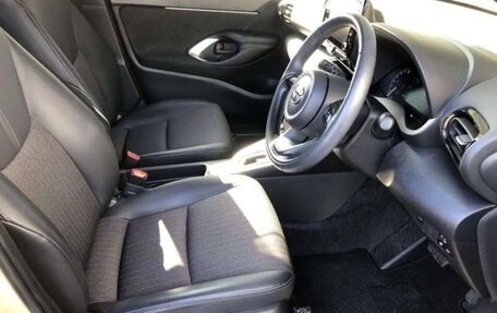 Toyota Yaris Cross, 2022 год, 1 700 000 рублей, 4 фотография