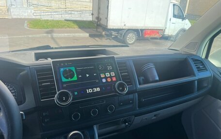 Volkswagen Transporter T6 рестайлинг, 2017 год, 2 500 000 рублей, 2 фотография