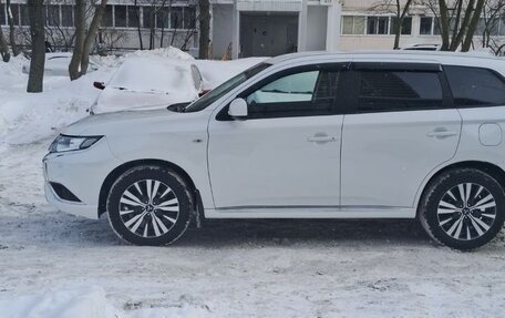 Mitsubishi Outlander III рестайлинг 3, 2022 год, 2 670 000 рублей, 2 фотография