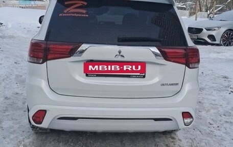 Mitsubishi Outlander III рестайлинг 3, 2022 год, 2 670 000 рублей, 4 фотография