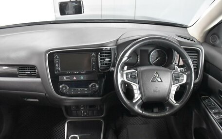 Mitsubishi Outlander III рестайлинг 3, 2015 год, 2 249 000 рублей, 11 фотография