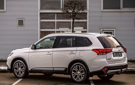 Mitsubishi Outlander III рестайлинг 3, 2017 год, 1 665 000 рублей, 4 фотография