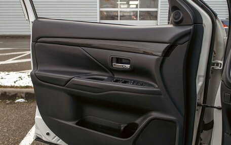 Mitsubishi Outlander III рестайлинг 3, 2017 год, 1 665 000 рублей, 12 фотография