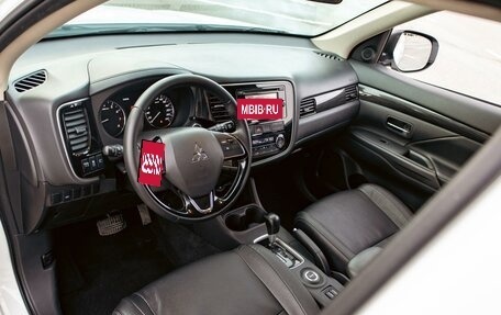 Mitsubishi Outlander III рестайлинг 3, 2017 год, 1 665 000 рублей, 13 фотография