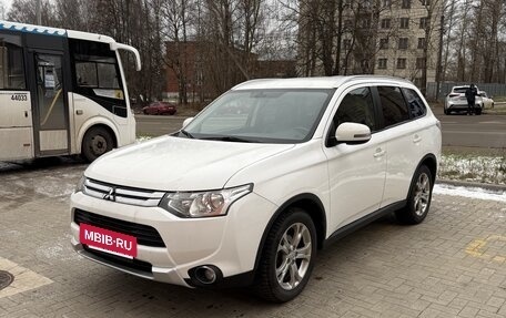 Mitsubishi Outlander III рестайлинг 3, 2014 год, 1 375 000 рублей, 2 фотография