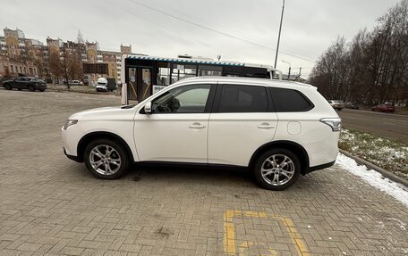 Mitsubishi Outlander III рестайлинг 3, 2014 год, 1 375 000 рублей, 8 фотография