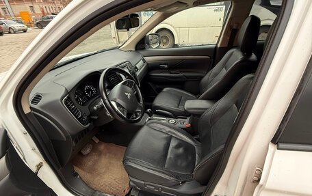 Mitsubishi Outlander III рестайлинг 3, 2014 год, 1 375 000 рублей, 9 фотография