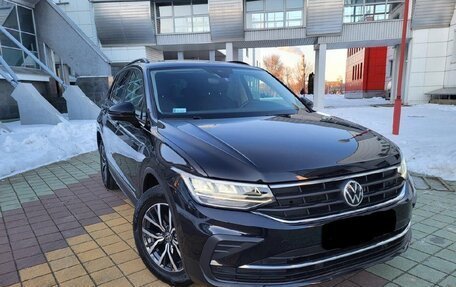 Volkswagen Tiguan II, 2021 год, 2 950 000 рублей, 2 фотография