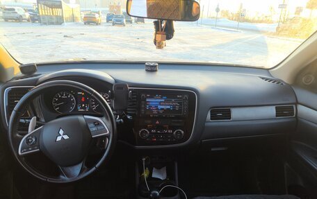 Mitsubishi Outlander III рестайлинг 3, 2013 год, 1 400 000 рублей, 10 фотография