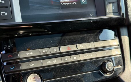 Jaguar F-Pace, 2016 год, 1 895 000 рублей, 26 фотография