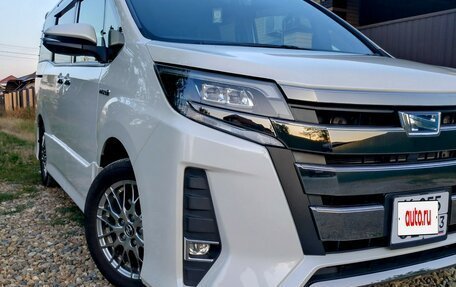 Toyota Noah III, 2018 год, 2 500 000 рублей, 3 фотография