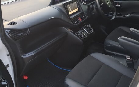 Toyota Noah III, 2018 год, 2 500 000 рублей, 14 фотография