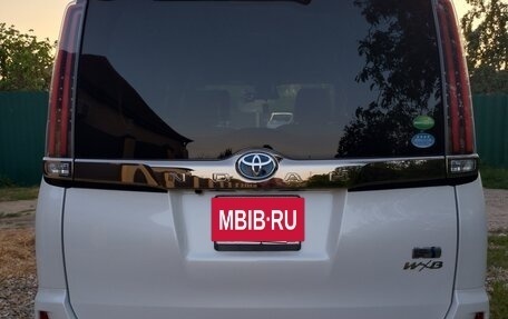 Toyota Noah III, 2018 год, 2 500 000 рублей, 8 фотография