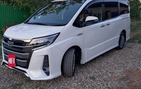 Toyota Noah III, 2018 год, 2 500 000 рублей, 6 фотография