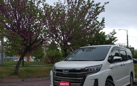 Toyota Noah III, 2018 год, 2 500 000 рублей, 18 фотография