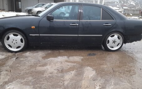 Mercedes-Benz E-Класс, 1997 год, 280 000 рублей, 1 фотография