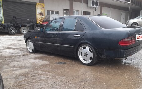 Mercedes-Benz E-Класс, 1997 год, 280 000 рублей, 5 фотография