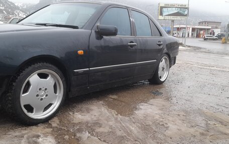 Mercedes-Benz E-Класс, 1997 год, 280 000 рублей, 3 фотография