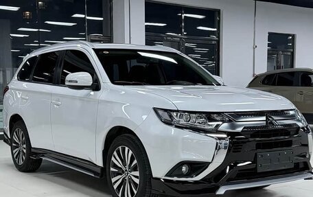 Mitsubishi Outlander III рестайлинг 3, 2022 год, 2 150 000 рублей, 2 фотография