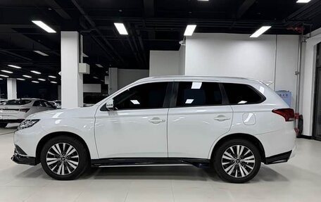 Mitsubishi Outlander III рестайлинг 3, 2022 год, 2 150 000 рублей, 6 фотография