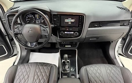 Mitsubishi Outlander III рестайлинг 3, 2022 год, 2 150 000 рублей, 9 фотография