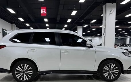 Mitsubishi Outlander III рестайлинг 3, 2022 год, 2 150 000 рублей, 7 фотография