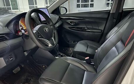 Toyota Yaris XP150 рестайлинг, 2022 год, 1 350 000 рублей, 5 фотография