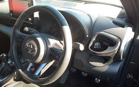 Toyota Yaris, 2022 год, 4 220 000 рублей, 9 фотография