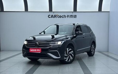 Volkswagen Tiguan II, 2023 год, 2 500 000 рублей, 1 фотография