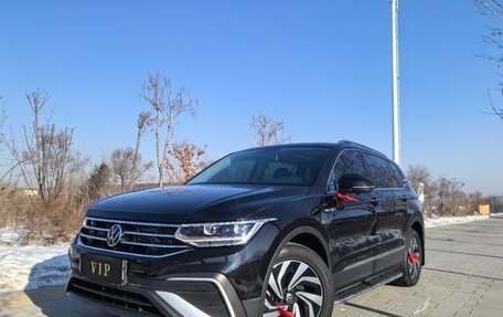 Volkswagen Tiguan II, 2023 год, 2 450 000 рублей, 1 фотография