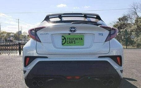 Toyota C-HR I рестайлинг, 2017 год, 1 587 000 рублей, 4 фотография