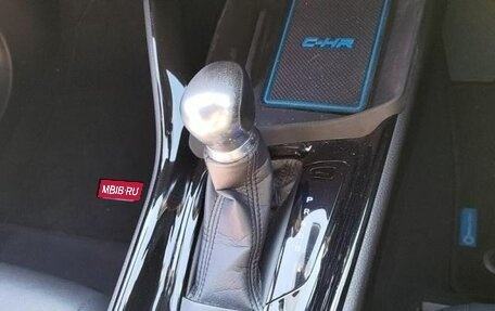 Toyota C-HR I рестайлинг, 2017 год, 1 587 000 рублей, 9 фотография