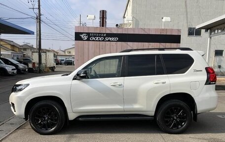 Toyota Land Cruiser Prado 150 рестайлинг 2, 2022 год, 5 890 099 рублей, 8 фотография