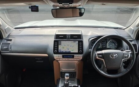 Toyota Land Cruiser Prado 150 рестайлинг 2, 2022 год, 5 890 099 рублей, 11 фотография