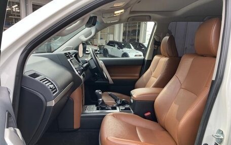 Toyota Land Cruiser Prado 150 рестайлинг 2, 2022 год, 5 890 099 рублей, 16 фотография