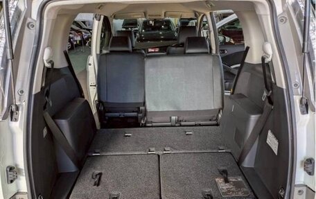 Toyota ISis I, 2011 год, 1 000 000 рублей, 19 фотография