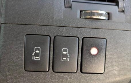 Toyota ISis I, 2011 год, 1 000 000 рублей, 16 фотография