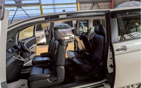 Toyota ISis I, 2011 год, 1 000 000 рублей, 15 фотография