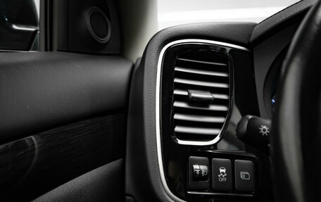 Mitsubishi Outlander III рестайлинг 3, 2016 год, 2 195 000 рублей, 13 фотография