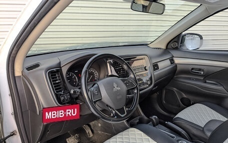 Mitsubishi Outlander III рестайлинг 3, 2016 год, 1 450 000 рублей, 16 фотография