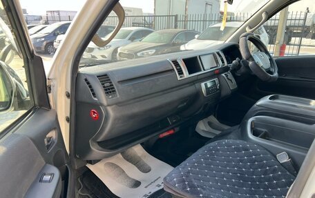 Toyota HiAce H200, 2015 год, 2 629 000 рублей, 12 фотография