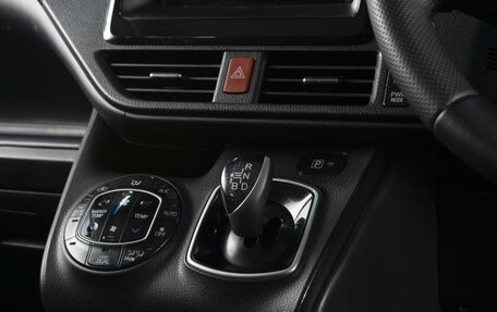 Toyota Voxy III, 2014 год, 1 730 000 рублей, 15 фотография