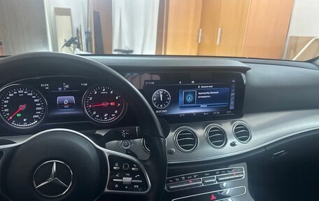 Mercedes-Benz E-Класс, 2019 год, 3 300 000 рублей, 1 фотография