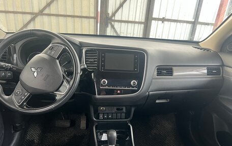 Mitsubishi Outlander III рестайлинг 3, 2020 год, 2 900 000 рублей, 6 фотография