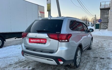 Mitsubishi Outlander III рестайлинг 3, 2020 год, 2 900 000 рублей, 2 фотография